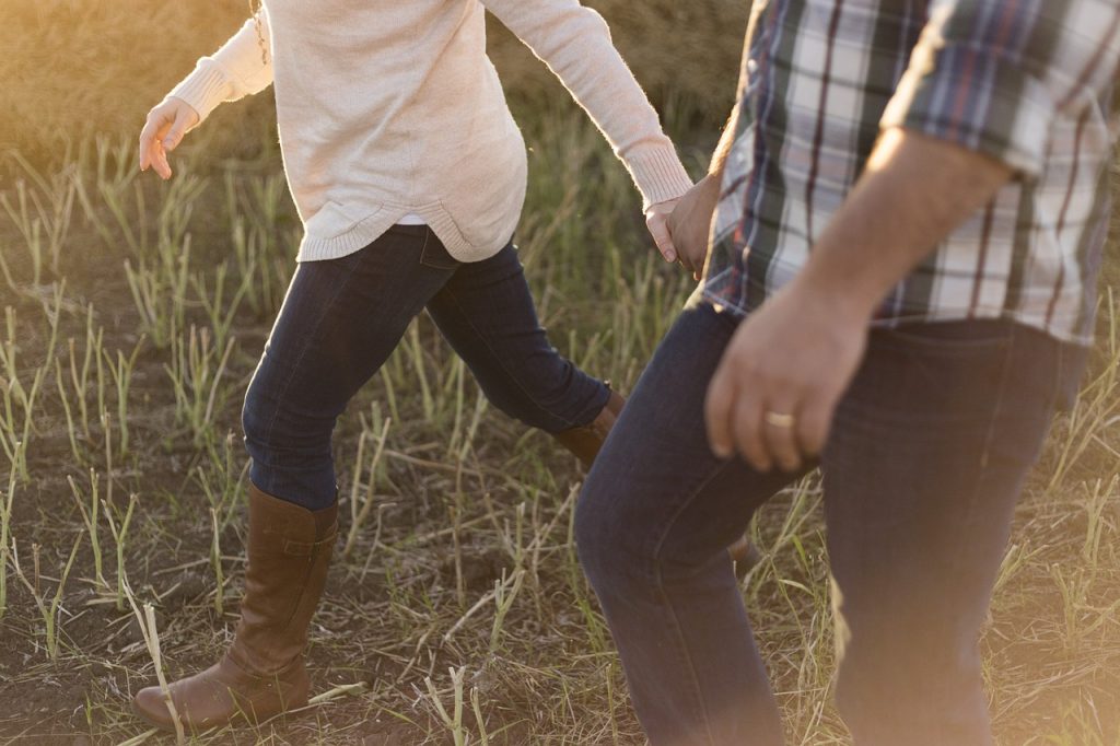 Pareja paseando