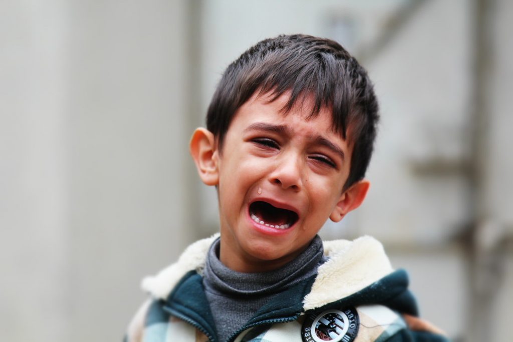 Niños llorando desconsoladamente